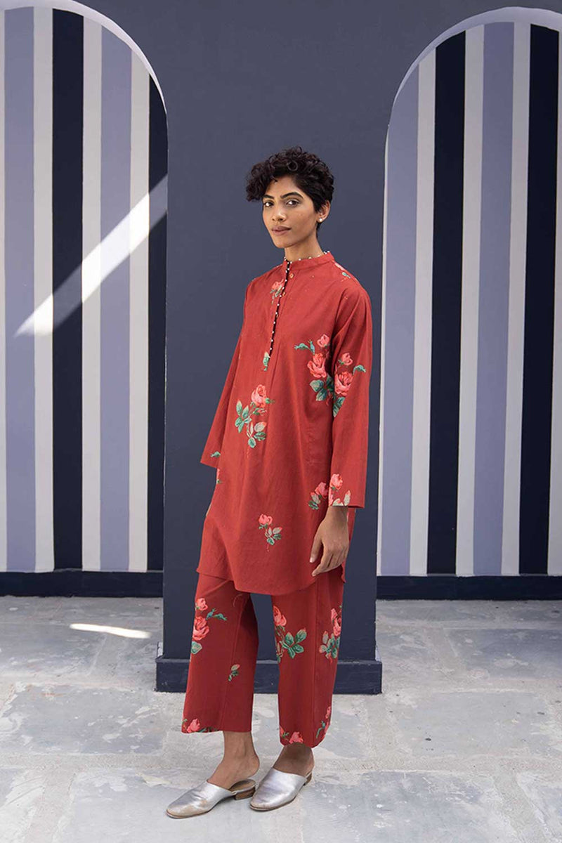 YAM   I   Valencia GULKAND RED KURTA SET 2

(KURTA & PANTS) COTTON RED YAMBILLIE06 - Shop Cult Modern