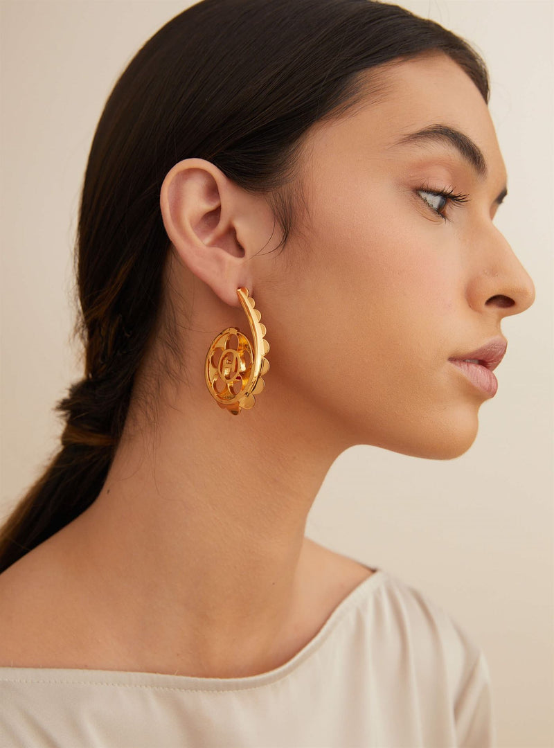 Outhouse   I   Oh Poppi Spring Street Scallop Hoop Earrings Brass, Gold Accessories OHAW21EA051 - Shop Cult Modern