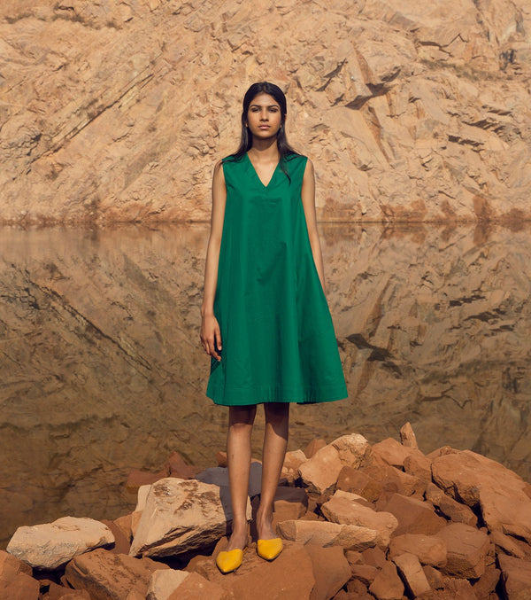 Khara Kapas   I   KharaKapas I V Neckline Emerald Green Sleeveless Shift Dress  I  32 Days Of Summer - Shop Cult Modern